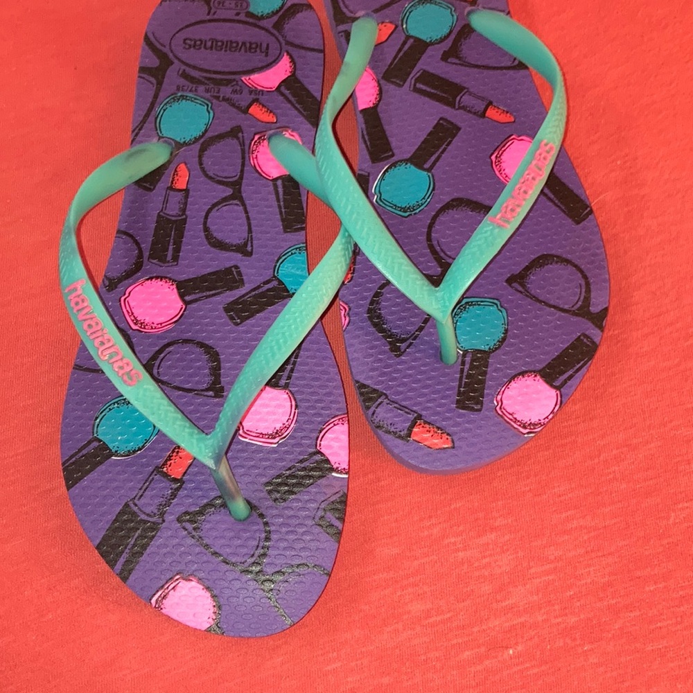 Havianas flip flop with nail polish and sunny design